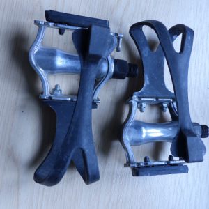 No-name alloy pedals with plastic toe clips
